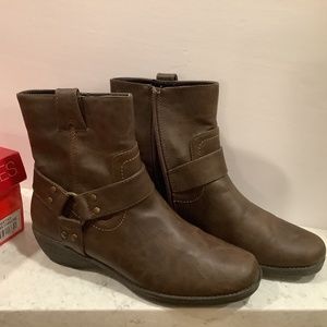 Aerosoles women’s short boot in brown, only worn once, size 6 1/2M